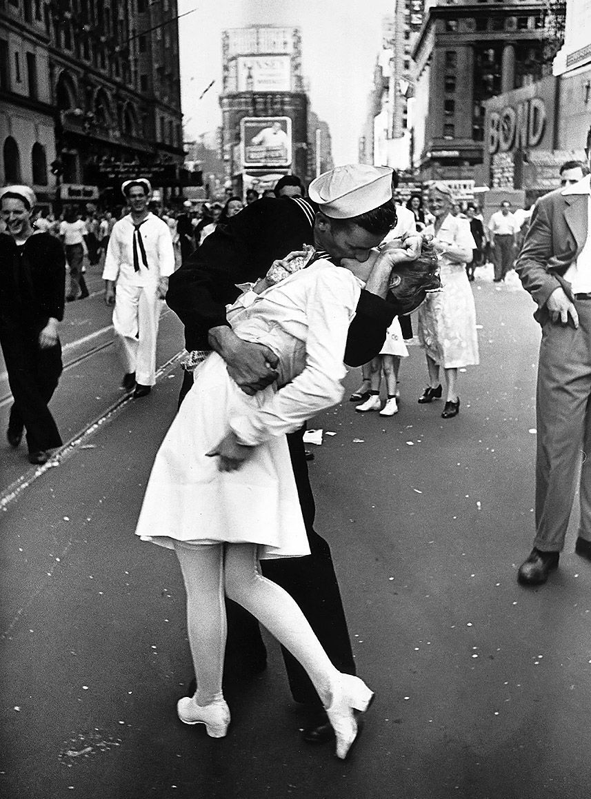 Kissing the War Goodbye Time Square 1945